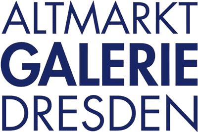 Logo der Altmarkt Galerie Dresden in blauer Schrift auf transparentem Hintergrund.