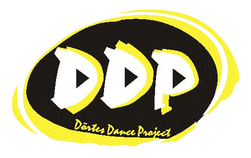 Das DDP-Logo zeigt weiße Buchstaben auf schwarzem Oval mit gelber Kontur und dem Schriftzug Dänses Dance Project.